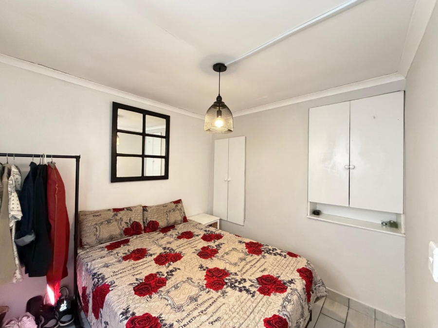 6 Bedroom Property for Sale in Vredehoek Western Cape